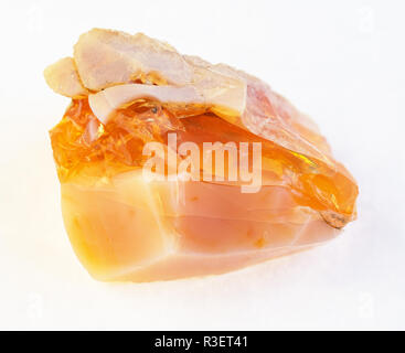 Macro photographie des eaux minérales naturelles et de matières premières - collection géologique et opales de feu pierre sur fond blanc Banque D'Images