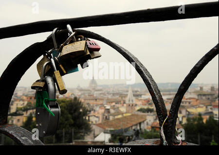 Rome, Italie - 12 octobre 2018 : cadenas amoureux sur un pont. Vue depuis le Pincio à Rome, Italie Banque D'Images