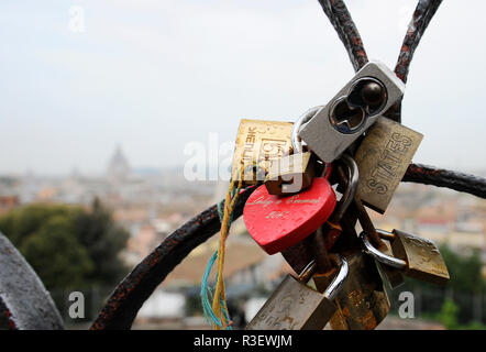 Rome, Italie - 12 octobre 2018 : cadenas amoureux sur un pont. Vue depuis le Pincio à Rome, Italie Banque D'Images