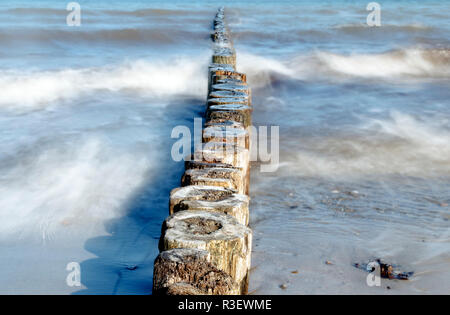 Bois épis comme protection de la côte dans la mer sur une journée ensoleillée, l'eau douce par une longue exposition, nature background with copy space Banque D'Images