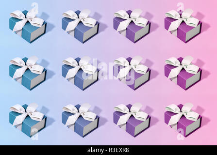 Motif de cadeaux bleu sur fond pastel. Banque D'Images