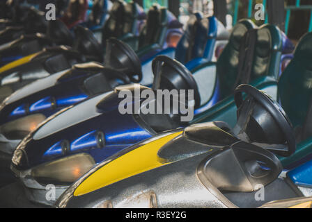 Pare-chocs des voitures électriques dans le parc d'attractions. Banque D'Images