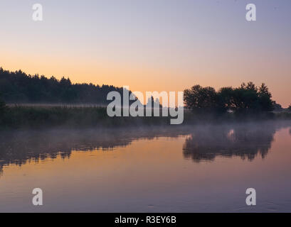 Brouillard jaune lever du soleil sur le lac. Le Bélarus, Svisloch Banque D'Images
