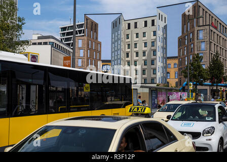 Le trafic passe une fausse façade de l'immeuble dans le centre de Berlin, Allemagne. Banque D'Images