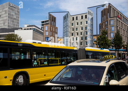 Le trafic passe une fausse façade de l'immeuble dans le centre de Berlin, Allemagne. Banque D'Images