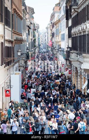 Rome, Italie - 21 octobre 2018 : tapis rouge de la Via Condotti pour une exposition photographique avec des affiches, des images de scène, articles, dédié à Carlo Vanzi Banque D'Images