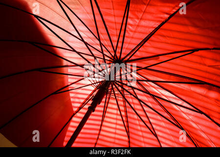 À l'intérieur de parapluie rouge et de la lumière du soleil avec l'ombre, Soleil à travers parasol Banque D'Images