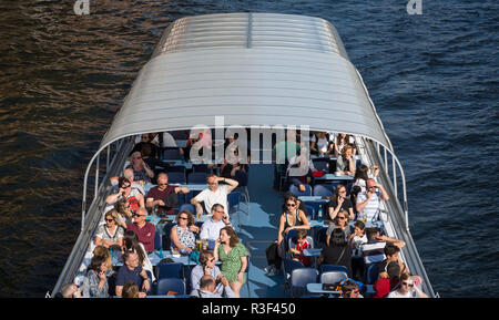 Les touristes de profiter du soleil sur un bateau de croisière sur la Spree à Berlin, Allemagne. Banque D'Images