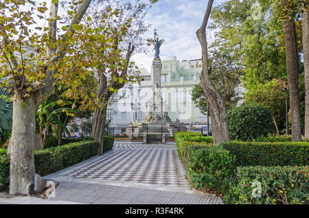 Monument à la marquis de Comillas, un homme d'affaires espagnol, par les pairs, et immensément riche magnat du transport maritime, propriétaire foncier, l'Alameda Apodaca parc public Banque D'Images