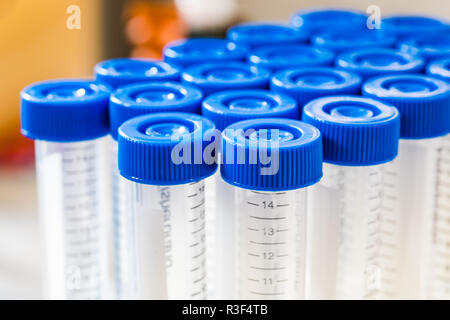 Un plafond bleu tubes à essai dans un laboratoire de chimie. Banque D'Images