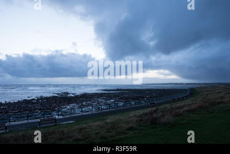 Tôt un matin de novembre orageux à St Mary's Island, Whitley Bay, dans le Northumberland. Avant l'aube bleu lumière. Banque D'Images