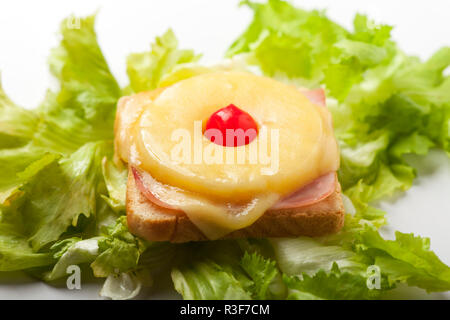 Toast Hawaï avec une cerise Banque D'Images