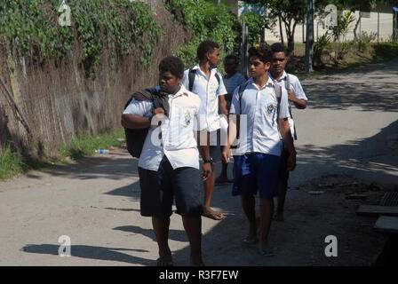 Les enfants de l'école à pied le long des rues de Honiara, Îles Salomon. Banque D'Images