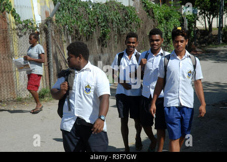 Les enfants de l'école à pied le long des rues de Honiara, Îles Salomon. Banque D'Images