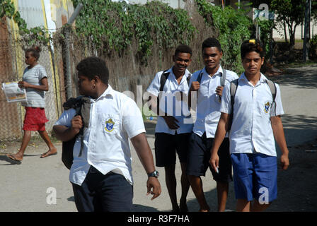 Les enfants de l'école à pied le long des rues de Honiara, Îles Salomon. Banque D'Images