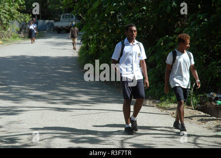 Les enfants de l'école à pied le long des rues de Honiara, Îles Salomon. Banque D'Images