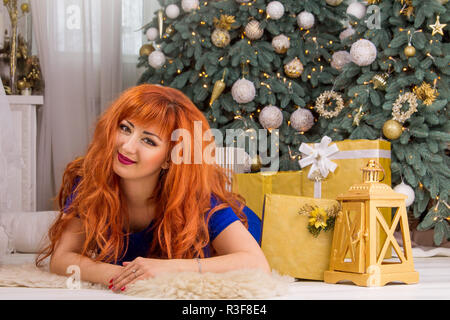 Jeune femme entourée de décorations de Noël et Nouvel An Banque D'Images