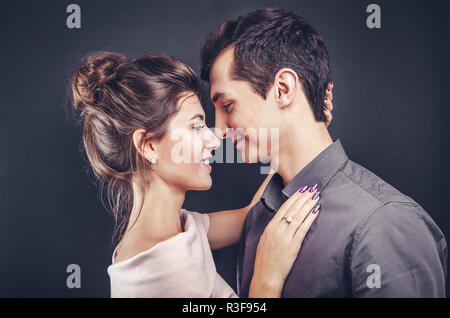 Young couple in love hugs sur fond noir. Valentines Day Banque D'Images