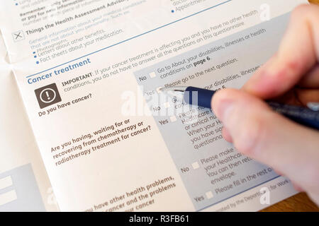 Une photo montre une capacité de crédit universel pour un travail en cours sous forme de questionnaire rempli par une personne de travailler avec une maladie à long terme. UK. Nov 18. Banque D'Images