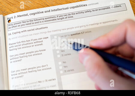 Une photo montre une capacité de crédit universel pour un travail en cours sous forme de questionnaire rempli par une personne de travailler avec une maladie à long terme. UK. Nov 18. Banque D'Images