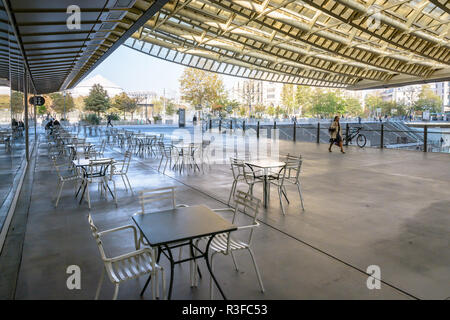 Une terrasse de café dans le patio du Forum des Halles centre commercial souterrain dans le centre de Paris, France, l'objet d'un vaste auvent en verre et acier Banque D'Images