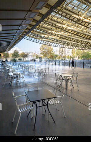 Une terrasse de café dans le patio du Forum des Halles centre commercial souterrain dans le centre de Paris, France, l'objet d'un vaste auvent en verre et acier Banque D'Images