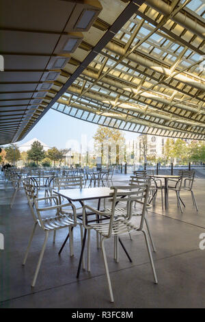 Une terrasse de café dans le patio du Forum des Halles centre commercial souterrain dans le centre de Paris, France, l'objet d'un vaste auvent en verre et acier Banque D'Images