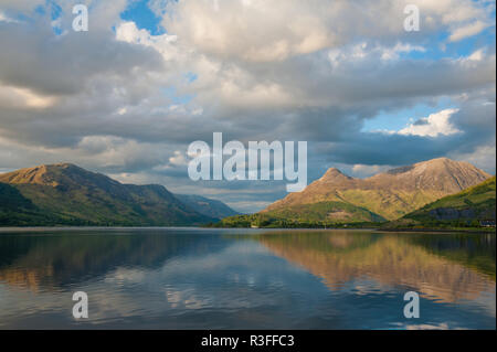 Pap of Glencoe et des paysages de montagne reflète dans le Loch Leven sur quartier calme matin d'été à Glencoe, en Écosse Banque D'Images