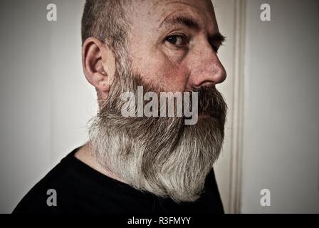 Homme d'âge moyen avec une grande barbe hippie gris Banque D'Images