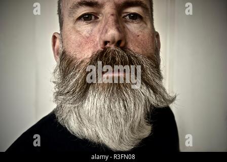 Homme d'âge moyen avec une grande barbe hippie gris Banque D'Images