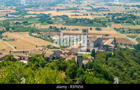 Vue panoramique depuis la Rocca Maggiore, avec la Basilique Saint François. Assise, Ombrie, Italie. Banque D'Images