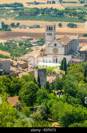 Vue panoramique depuis la Rocca Maggiore, avec la Basilique Saint François. Assise, Ombrie, Italie. Banque D'Images