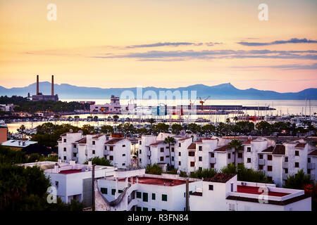 Port de Alcudia, au lever du soleil, Mallorca, Espagne. Banque D'Images