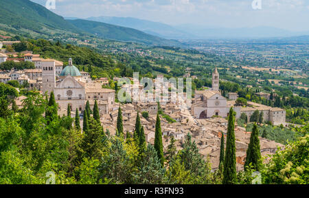 Vue panoramique dans Assis avec la cathédrale San Rufino et basilique Santa Chiara. L'Ombrie, Italie. Banque D'Images