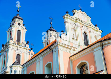 Église de Sainte Catherine, twin tours, église du xviiie siècle, riche de détails baroques et rococo, faisait autrefois partie d'un monastère bénédictin. Vilnius, Vil Banque D'Images