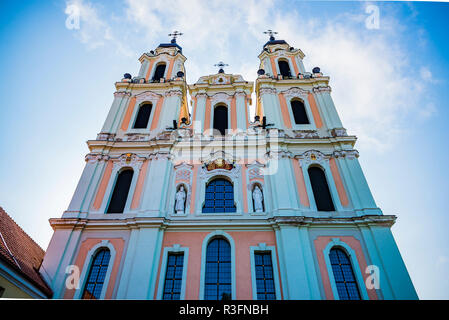 Église de Sainte Catherine, twin tours, église du xviiie siècle, riche de détails baroques et rococo, faisait autrefois partie d'un monastère bénédictin. Vilnius, Vil Banque D'Images