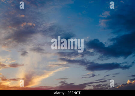 Beau coucher de soleil avec l'orange, derrière les montagnes et ciel bleu profond Banque D'Images