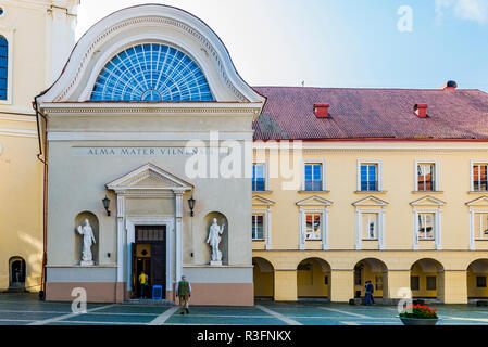 Détail de la façade de la grande cour intérieure de l'Université de Vilnius. Vilnius, Vilnius County, Lituanie, Pays Baltes, Europe. Banque D'Images