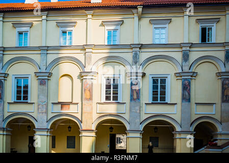 Détail de la façade de la grande cour intérieure de l'Université de Vilnius. Vilnius, Vilnius County, Lituanie, Pays Baltes, Europe. Banque D'Images