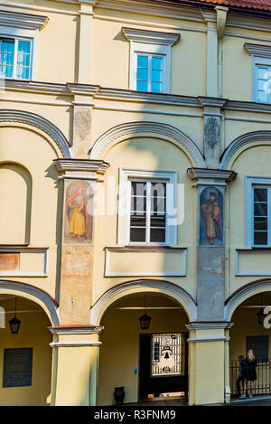 Détail de la façade de la grande cour intérieure de l'Université de Vilnius. Vilnius, Vilnius County, Lituanie, Pays Baltes, Europe. Banque D'Images