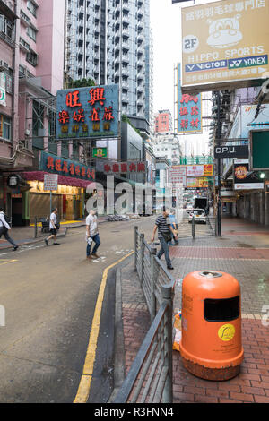 KOWLOON, HONG KONG - 21 avril 2017 : peu de piétons à Mong Kok matin à Kowloon, Hong Kong. Banque D'Images