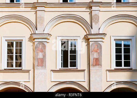 Détail de la façade de la grande cour intérieure de l'Université de Vilnius. Vilnius, Vilnius County, Lituanie, Pays Baltes, Europe. Banque D'Images