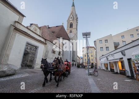 Bressanone, ITALIE - 03 DÉCEMBRE : calèche traverse le centre-ville le 3 décembre 2017 à Bressanone, Italie. Banque D'Images