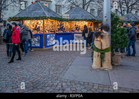 Bressanone, ITALIE - Décembre 03 touristes à pied à la recherche à la cale au le marché de Noël le 3 décembre 2017 à Bressanone, Italie. Banque D'Images