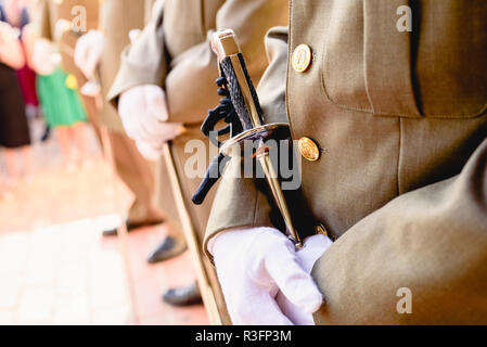 Les soldats de l'armée avec des gants maintenant leurs sabres en attente d'être vérifié par le supérieur Banque D'Images