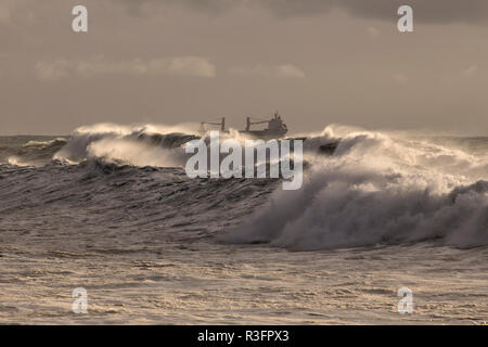 Les grandes vagues de tempête approche de la côte portugaise. Banque D'Images