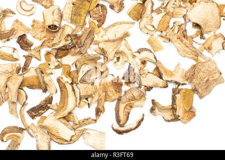 Beaucoup de tranches de champignons brun sec comestible boletus edulis variété flatlay isolé sur fond blanc Banque D'Images