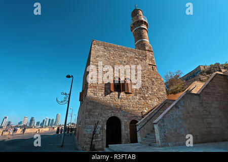 Vue sur le quai de la vieille ville de Tel Aviv Jaffa et l'église de Saint Pierre Banque D'Images