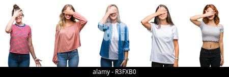 Collage de belles jeunes femmes de grop sur fond isolé sourire et rire avec la main sur le visage pour les yeux pour une surprise. Concept aveugle. Banque D'Images