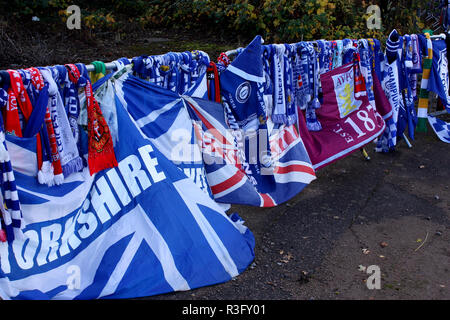 Les fleurs portées par des fans de football pour le décès de Vichai Srivaddhanaprabha, le président du Club de football de Leicester City Banque D'Images